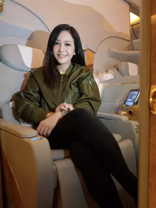 Kenakan bomber jacket army, gaya busananya begitu memesona.  [Foto: Instagram/ Maia Estianty]