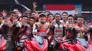 Marc Marquez berfoto bersama pembalap muda binaan AHM di sirkuit Sentul, Jawa Barat, Selasa (25/10). Selain coaching clinic para pembalap muda Indonesia tersebut melakukan test di sirkuit Sentul bersama sang juara Moto GP. (Liputan6.com/Angga Yuniar)