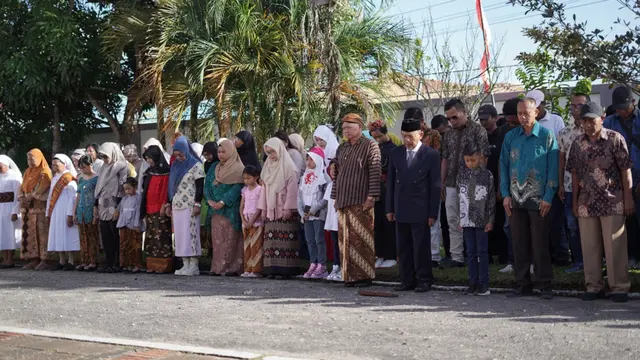 WNI di Suriname mengikuti Upacara Pengibaran Bendera Merah Putih dengan baju adat yang mereka miliki pada Minggu, (17/8/2025).