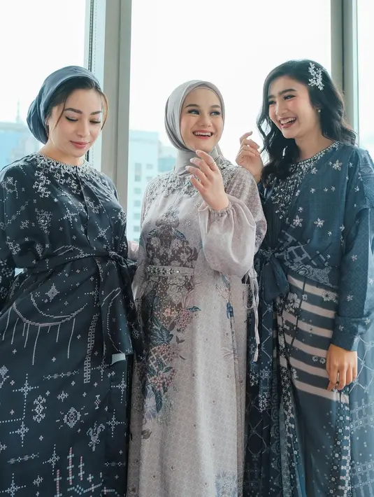 Warna hijau kebiruan nampak pada styling hijab turban dan tunik berpita dari Nikita Willy (Foto: Instgaram @dindahw)