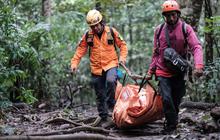 FOTO: Tim  SAR Gabungan Lanjutkan Evakuasi di Lokasi Jatuhnya  Pesawat ATR 400