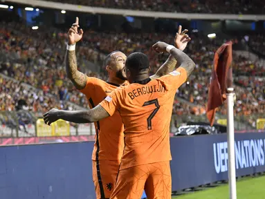 Penyerang timnas Belanda Memphis Depay (kiri) berselebrasi dengan Steven Bergwijn setelah mencetak gol kedua timnya ke gawang Belgia pada matchday pertama Grup D Liga A UEFA Nations League 2022/2023 di Stadion Raja Baudouin, Sabtu (4/6/2022) dini hari WIB. Belanda sukses menghajar Belgia dengan skor telak 4-1. (AP Photo/Geert Vanden Wijngaert)