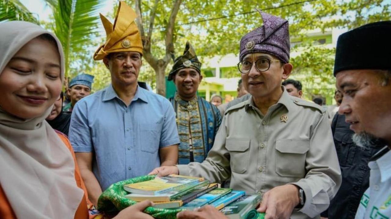 Menteri Kebudayaan Serahkan Bantuan Pemulihan Banjir di Institut Jam'iyah Mahmudiyah Langkat