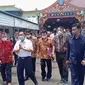 Bos Maspion Group Alim Makrus ketika berada di Kelenteng Tuban (Liputan6.com/Ahmad Adirin)