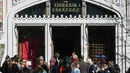 Pengunjung mengantre di luar toko buku Lello, Porto, Portugal, Sabtu (12/1). Toko buku bergaya neo gotik ini mulai memungut biaya masuk untuk wisatawan. (MIGUEL RIOPA/AFP)