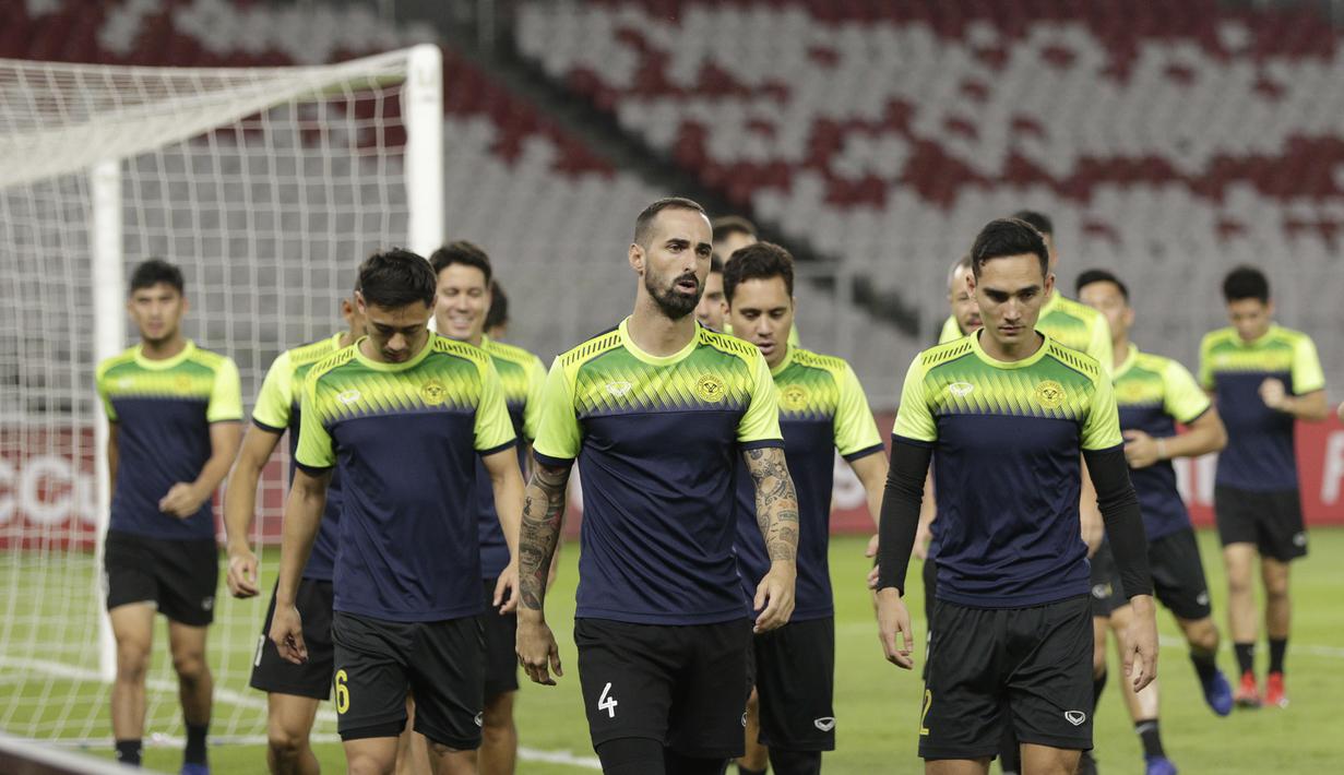 Pemain Ceres-Negros saat sesi latihan jelang laga Piala AFC di SUGBK, Jakarta, Senin (22/4). Ceres-Negros akan berhadapan dengan Persija Jakarta. (Bola.com/M Iqbal Ichsan)