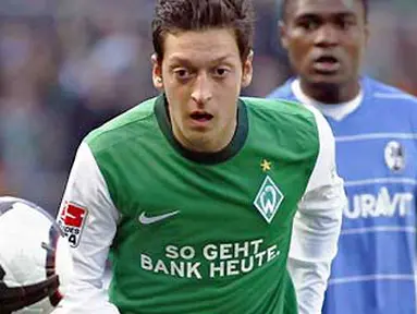 Aksi gelandang Werder Bremen Mesut Oezil (depan) dibayangi striker Freiburg Cedric Makiadi di laga lanjutan Bundesliga yang berlangsung di Bremen, 10 April 2010. Werder unggul 4-0. AFP PHOTO DDP / PHILIPP GUELLAND