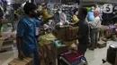 Pedagang kue kering melayani pembeli di Pasar Mayestik, Jakarta, Senin (3/5/2021). Omzet penjualan kue kering menjelang Lebaran tahun ini mengalami peningkatan hingga 70 persen dari tahun sebelumnya yang mengalami penurunan hingga 70 persen. (Liputan6.com/Johan Tallo)
