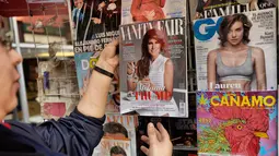 Penjual mengamati majalah Vanity Fair Mexico edisi Februari, dengan cover bergambar Melania Trump di Meksiko, 30 Januari 2017. Ini penampilan perdana Melania di sampul majalah setelah resmi menjabat sebagai First Lady Amerika. (PEDRO PARDO/AFP)