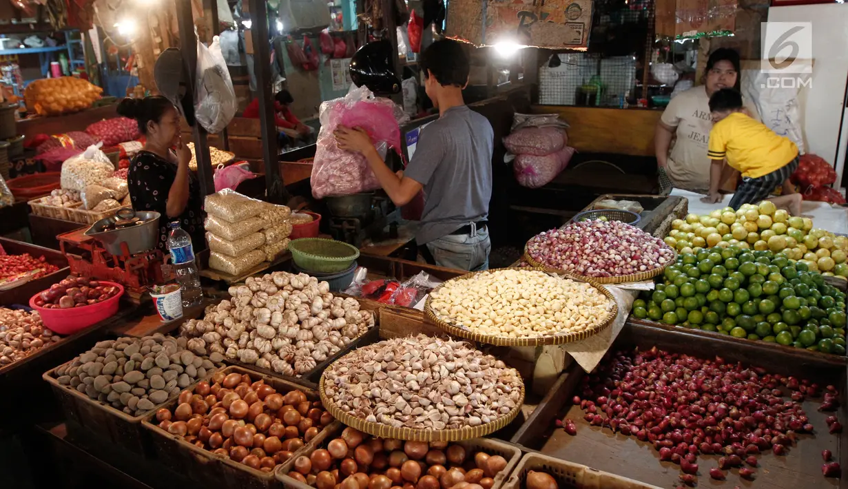 Aktivitas pedagang di pasar tradisional Senen, Jakarta Pusat, Rabu (24/5). Menghadapi bulan puasa, Menteri Perdagangan Enggartiasto Lukita memastikan bahwa harga bahan pokok di pasaran terpantau stabil. (Liputan6.com/Angga Yuniar)