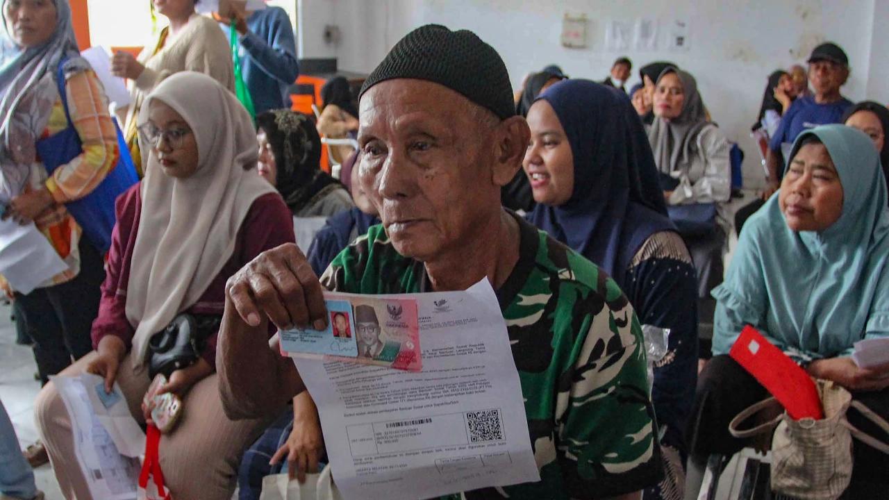 FOTO: Warga Antre Memadati Kantor Pos  Kebayoran Lama untuk Mengambil BLT Kesra 2025