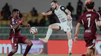 Bek Persija Jakarta, Jordi Amat berduel dengan gelandang PSM Makassar, Abu Kamara dalam laga pekan keenam BRI Super League 2025/2026 di Stadin BJ Habibie, Parepare,