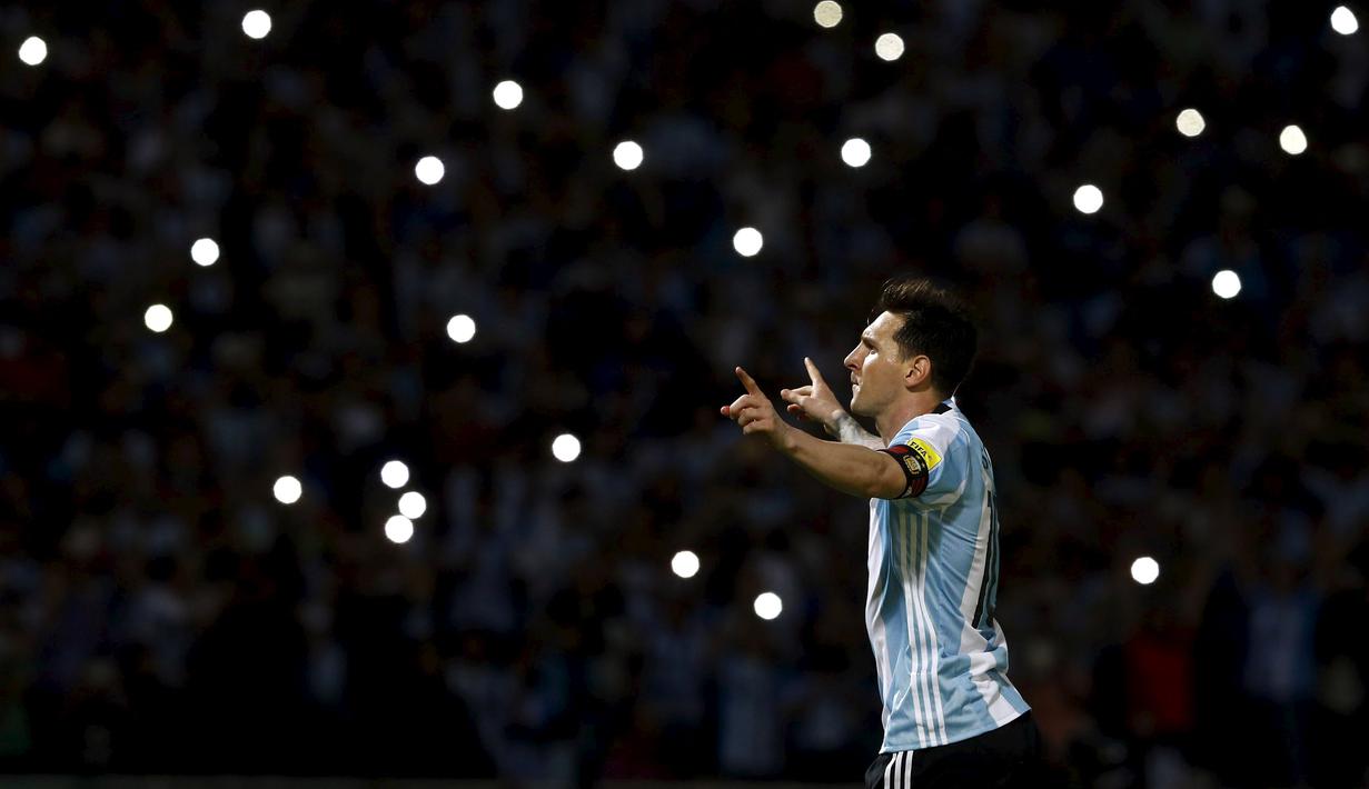 Striker Argentina, Lionel Messi, merayakan gol yang dicetaknya ke gawang Bolivia dalam laga kualifikasi Piala Dunia 2018 di Stadion Mario Alberto Kempes, Cordoba, Argentina, (29/3/2016). (Reuters/Enrique Marcarian)