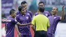 Para pemain Persita Tangerang memprotes wasit saat melawan Kalteng Putra pada laga Liga 2 di Stadion Pakansari, Jawa Barat, Selasa (4/12). Kalteng menang 2-0 atas Persita. (Bola.com/M. Iqbal Ichsan)