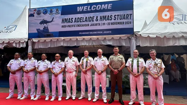 Australian Defense Force (ADF) dan TNI saat menyambut ketibaan kapal HMAS Adelaide milik Australia di Tanjong Priok, Jakarta Utara, Selasa (19/11/2024). (Liputan6.com/Benedikta Miranti)