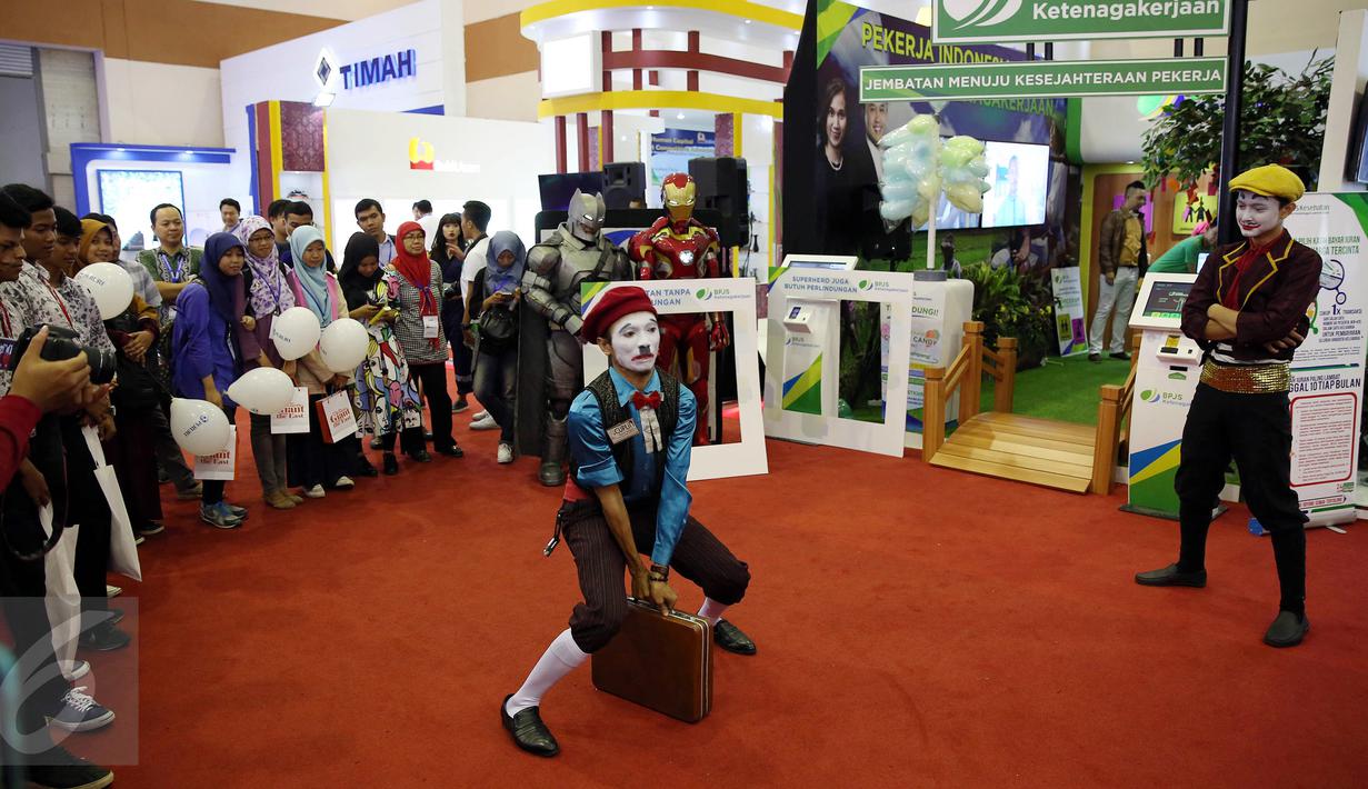 Pantomim hibur pengunjung di gerai BPJS ketenagakerjaan pada acara Indonesia Business & Development (IBD) Expo 2016 di JCC, Jakarta, Sabtu (10/9). Aksi menghibur ini merupakan program edukasi kepada pengunjung. (Liputan6/JohanTallo)