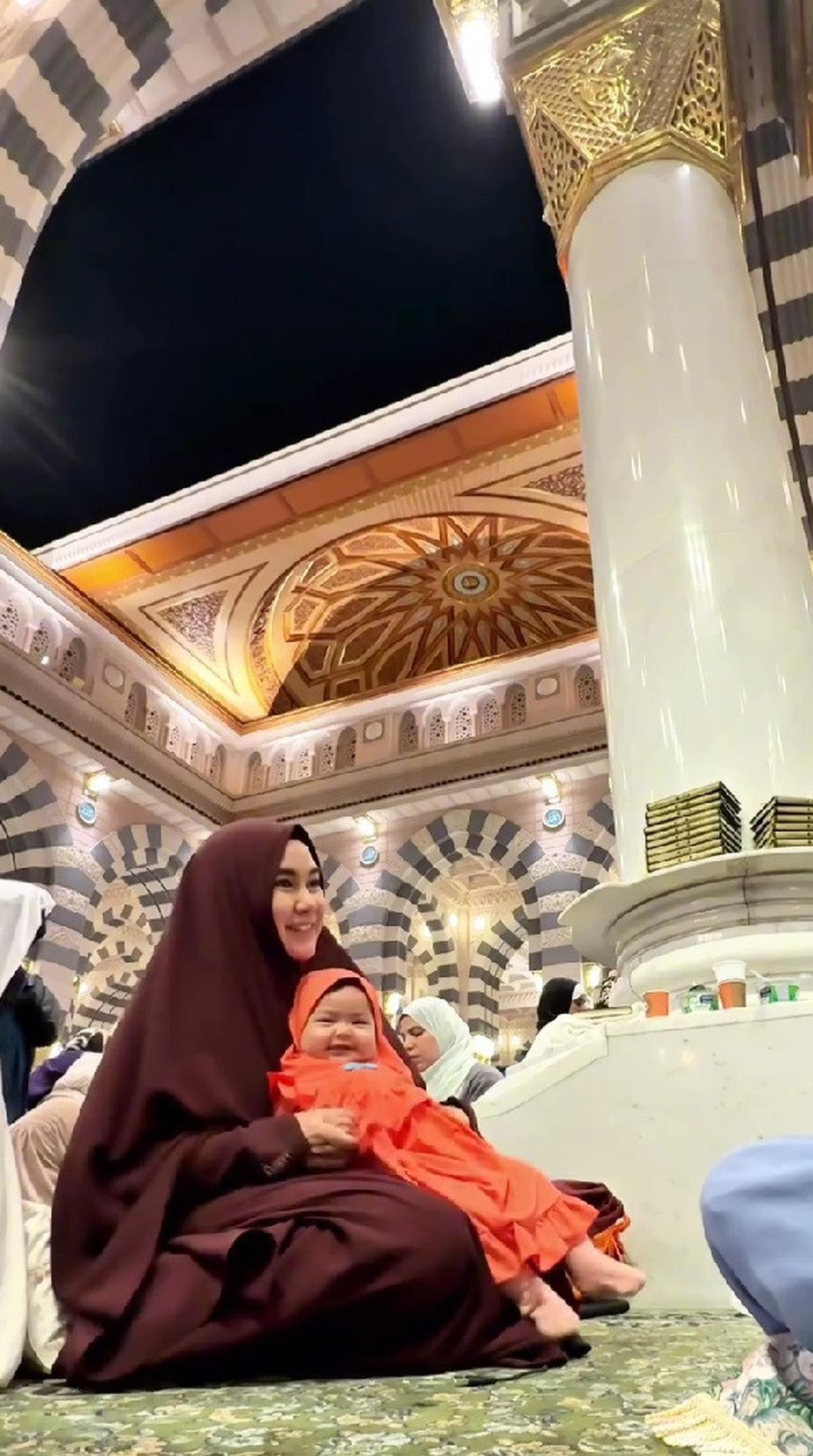 Potret Anisa Rahma Bukber di Masjid Nabawi Sambil Gendong Si Kecil, Netizen Kompak Bersholawat