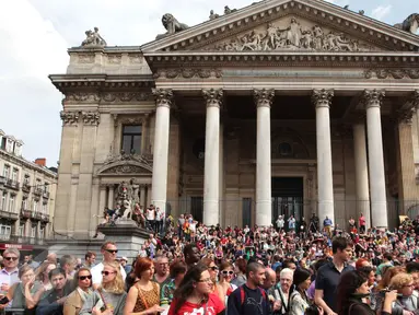 Suasana keramaian warga yang ingin melihat parade Zinneke di pusat kota Brussels, Belgia, (22/5). Parade Zinneke merupakan parade seni yang ditampilkan oleh seniman-seniman di daerah Brussels dan sekitarnya. (Arie Asona)