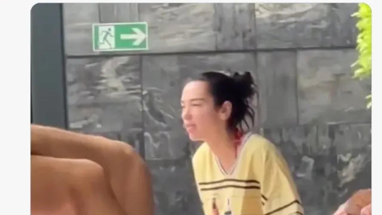 Beredar Video Dua Lipa Duduk Berwajah Sendu Diduga di Hotel Jakarta Usai Konsernya Batal