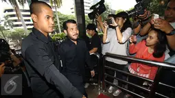 Sekretaris Majelis Kehormatan MK Anwar Usman berjalan masuk menuju Gedung KPK, Jakarta, Kamis (2/2). Anwar Usman bersama empat anggota Majelis Kehormatan MK lainnya datang untuk memeriksa Hakim Konstitusi Patrialis Akbar. (Liputan6.com/Helmi Afandi)