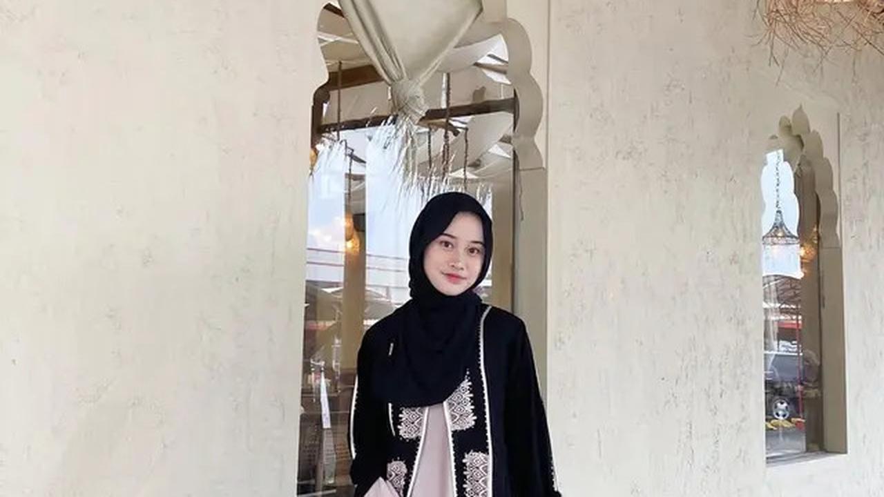 6 Inspirasi Model Gamis ala Khansa Mariska Istri Gus Azmi, Tampil Syar'i tapi Tetap Kekinian