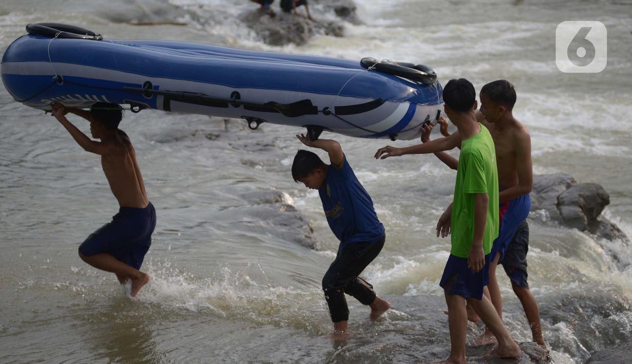 <p>Wisatawan membawa perahu karet saat berenang di aliran sungai Cipamingkis Kecamatan Sukamakmur, kabupaten Bogor, Jawa Barat, Kamis (5/5/2022). Warga memanfaatkan aliran sungai tersebut sebagai sarana hiburan Hari Raya Idul Fitri 1443 Hijriah. (merdeka.com/Imam Buhori)</p>