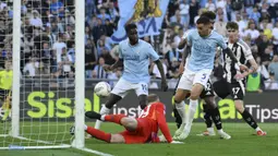 Pemain Lazio, Matias Vecino (5) mencetak gol penyeimbang 1-1 ke gawang Juventus dalam laga lanjutan Liga Italia 2024/2025 di Olympic Stadium, Roma, Italia, Sabtu (10/05/2025) waktu setempat. (AP Photo/LaPresse/Fabrizio Corradetti)