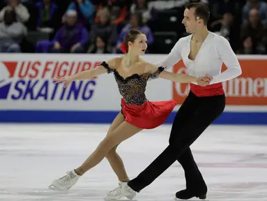 Pasangan atlet ice skating Jerman, Annika Hocke dan Ruben Blommaert menunjukkan gerakan saat bersaing dalam kategori Pairs Short Program pada ISU Grand Prix of Figure Skating Skate America di Everett, Washington, Jumat (19/10). (AP Photo/Ted S. Warren)
