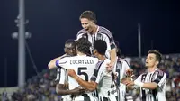 Pemain Juventus merayakan gol yang dicetak Randal Kolo Muani dalam laga kontra Venezia pada giornata 38 Serie A Liga Italia 2024/2025 di Pier Luigi Penzo Stadium, Senin (26/5/2025) dini hari WIB. Juventus menang 3-2 atas Venezia dalam laga terakhir mereka di Serie A musim ini. (Paola Garbuio/LaPresse via AP)