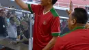 Presiden Jokowi bersama Ketua DPR, Bambang Soesatyo menyempatkan diri membuat vlog  saat menonton laga final Piala Presiden 2018 antara Persija Jakarta vs Bali United di Stadion Utama Gelora Bung Karno, Sabtu (17/2). (Liputan6.com/Pool/Biro Pers Setpres)