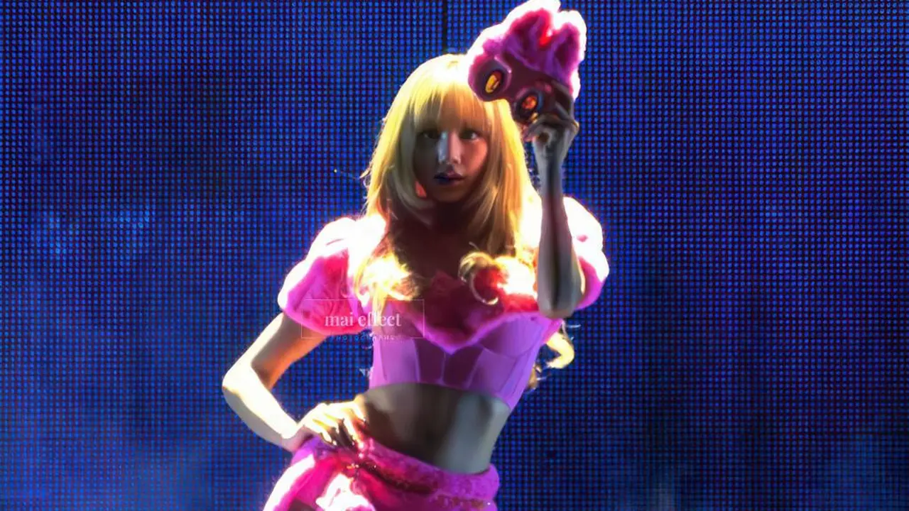 Lisa BLACKPINK  Buktikan Dirinya Sebagai ‘Queen Labubu’ dengan Custom Fuzzy Pink Outfit di Deadline World Tour London