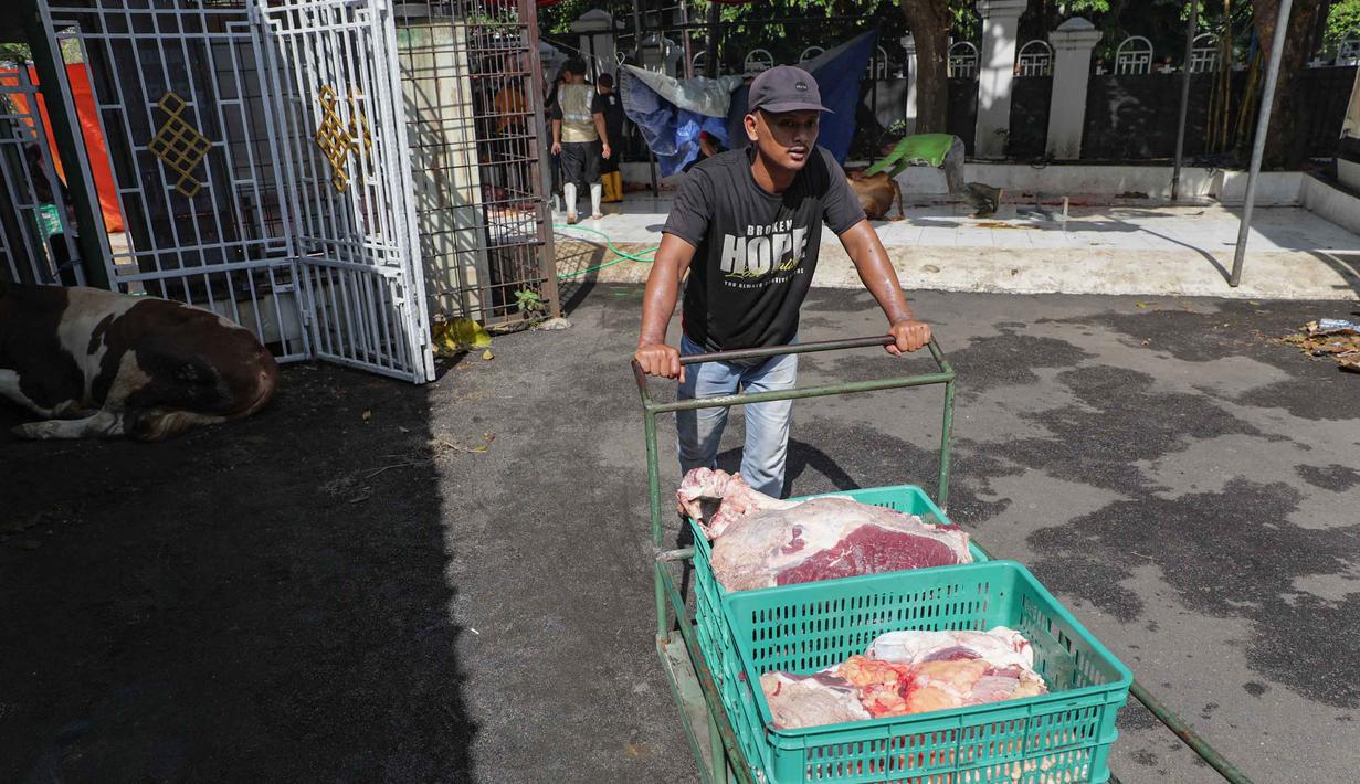 Petugas membawa daging sapi kurban untuk dikemas di Masjid Sunda Kelapa, Jakarta, Rabu (27/5/2026). (merdeka.com/Arie Basuki)