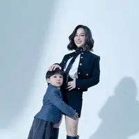 Nikita Willy tampil edgy masculine dalam kemeja, jaket berkancing besar dan rok mini dari Celine. Boots hitam yang tinggi jadi sentuhan edgy [@dikhadheansa]