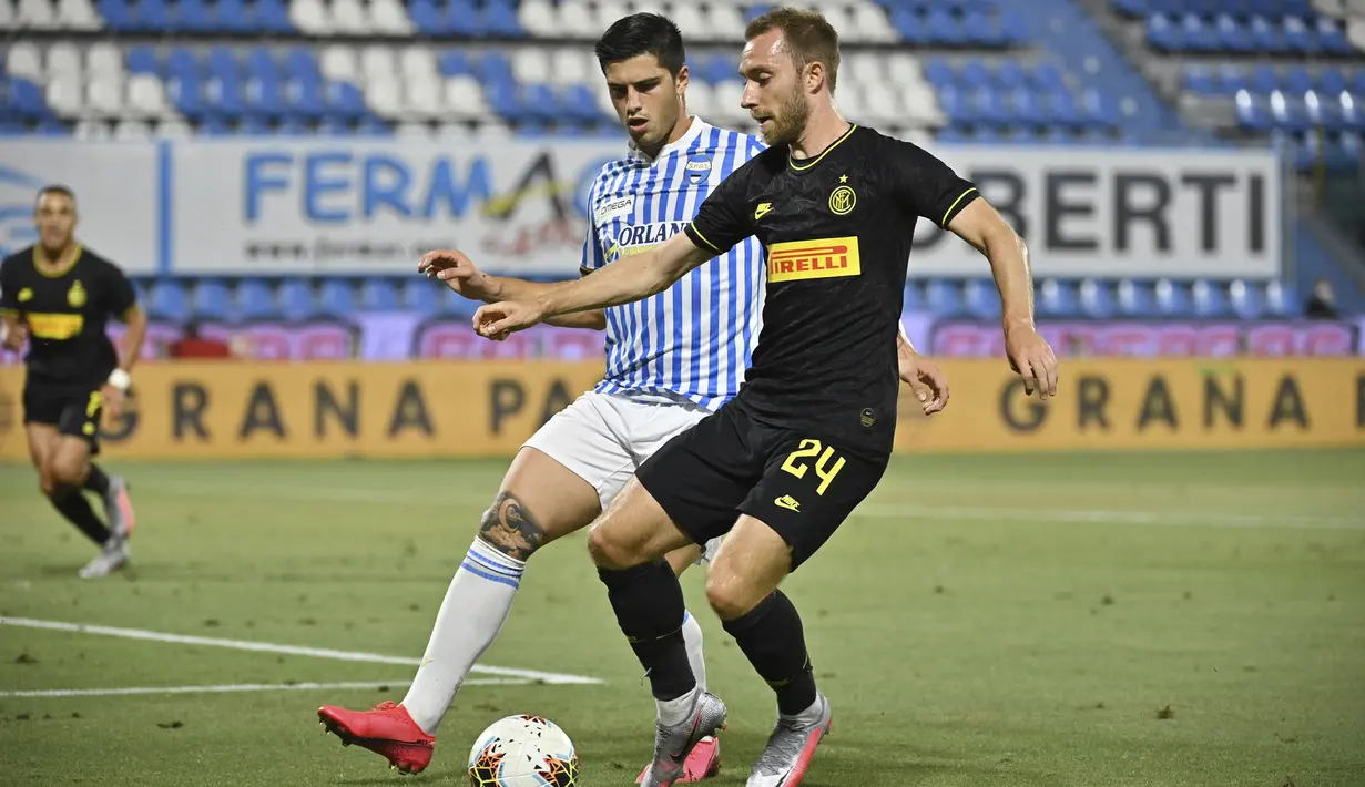 Penyerang Inter Milan, Christian Eriksen, berebut bola dengan pemain SPAL pada laga lanjutan Serie A pekan ke-33 di Stadio Paolo Mazza, Jumat (17/7/2020) dini hari WIB. Inter Milan menang 4-0 atas SPAL. (Massimo Paolone/LaPresse via AP)