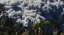 Jack Jones mengambil gambar saat kepulan asap abu vulkanik gunung Kiluaea berembus di country club di Volcano, Hawaii (21/5). Lava dari gunung Kilauea Hawaii mengalir ke laut dan memicu reaksi kimia yang menciptakan asap hitam. (AP Photo/Jae C. Hong)
