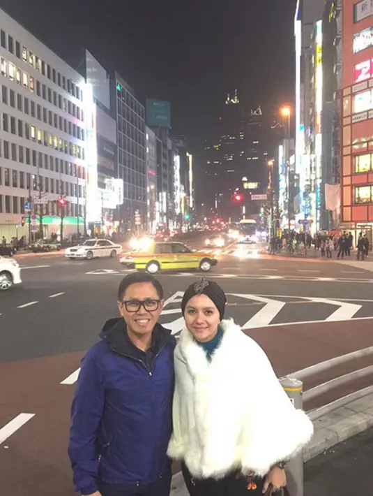 "Mas Eko tiap hari laporan, cerita. Kalau saya intinya saling percaya. Kalau saya nggak percaya yaa cape dong dirumah mikirin yang aneh-aneh," pungkas Viona menegaskan. (Instagram/ekopatriosuper)