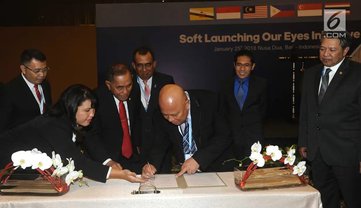 Salah seorang perwakilan dari lima negara ASEAN menandatangani kerja sama pemberantasan terorisme saat soft launching Our Eyes di Nusa Dua, Bali, Kamis (25/1). (Liputan6.com/Pool/Yudi Karnaedi)