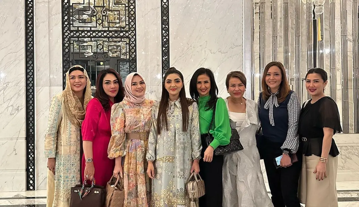 Ashanty juga memperlihatkan penampilannya saat menghadiri acara bukber. Bersama beberapa temannya, Ashanty tampil mengenakan gamis bernuansa abu-abu dengan motif cantik keemasan. Walaupun tanpa hijab, Ashanty tetap terlihat cantik dan adem. Foto: Instagram.