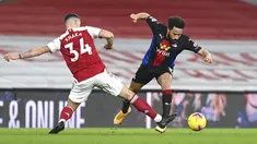 Pemain Crystal Palace Andros Townsend (kanan) menggiring bola melewati pemain Arsenal Granit Xhaka pada pertandingan Liga Inggris di Emirates Stadium, London, Inggris, Kamis (14/1/2021). Pertandingan berakhir imbang 0-0. (Neil Hall/Pool via AP)