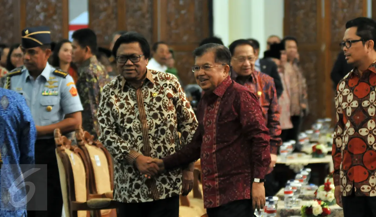 Wakil Presiden Jusuf Kalla bersama Wakil Ketua MPR Oesman Sapta berjabat tangan saat acara Peringatan Hari Konstitusi di Gedung Nusantara IV, Senayan, Jakarta, Kamis (18/8). (Liputan6.com/Johan Tallo)