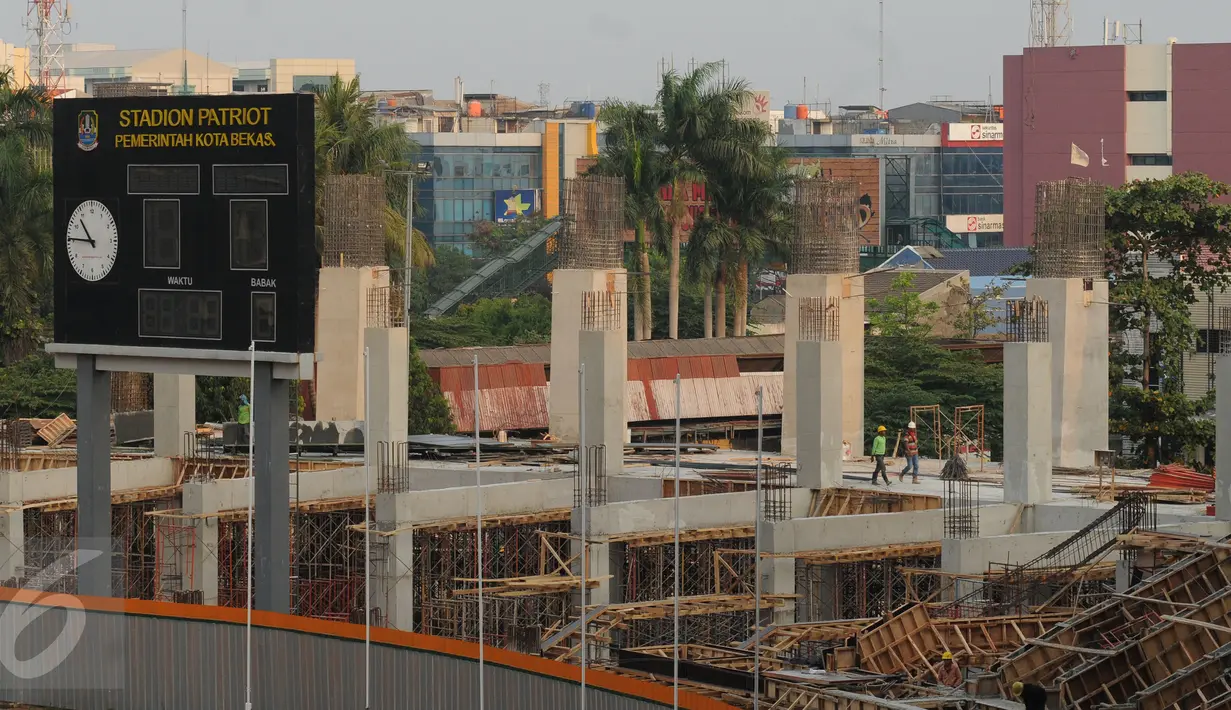 Pekerja melewati tiang penyangga tribun Selatan Stadion Patriot Bekasi, Selasa (25/8/2015). Pembangunan Stadion Patriot Bekasi sempat terhenti pada 2013 lalu, dan sejak 23 April 2015 pembangunannya kembali dilanjutkan. (Liputan6.com/Helmi Fithriansyah)