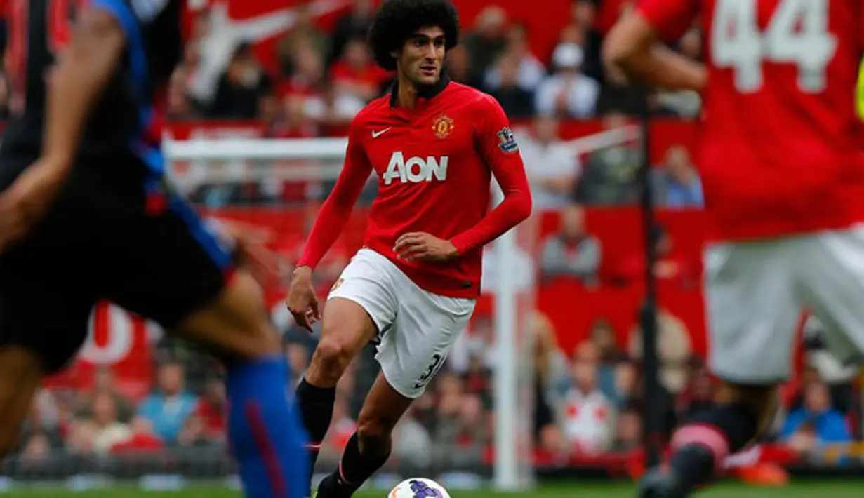 Gelandang Manchester United Marouane Fellaini (tengah) menjalankan debut pertama bersama Manchester United pada pertandingan sepak bola Liga Premier Inggris antara Manchester United vs Crystal Palace di Old Trafford di Manchester (14/09/13). (AFP/Andrew Y