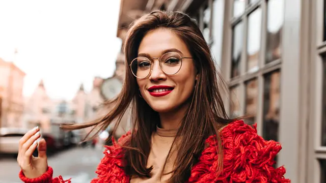 zodiak perempuan baju merah