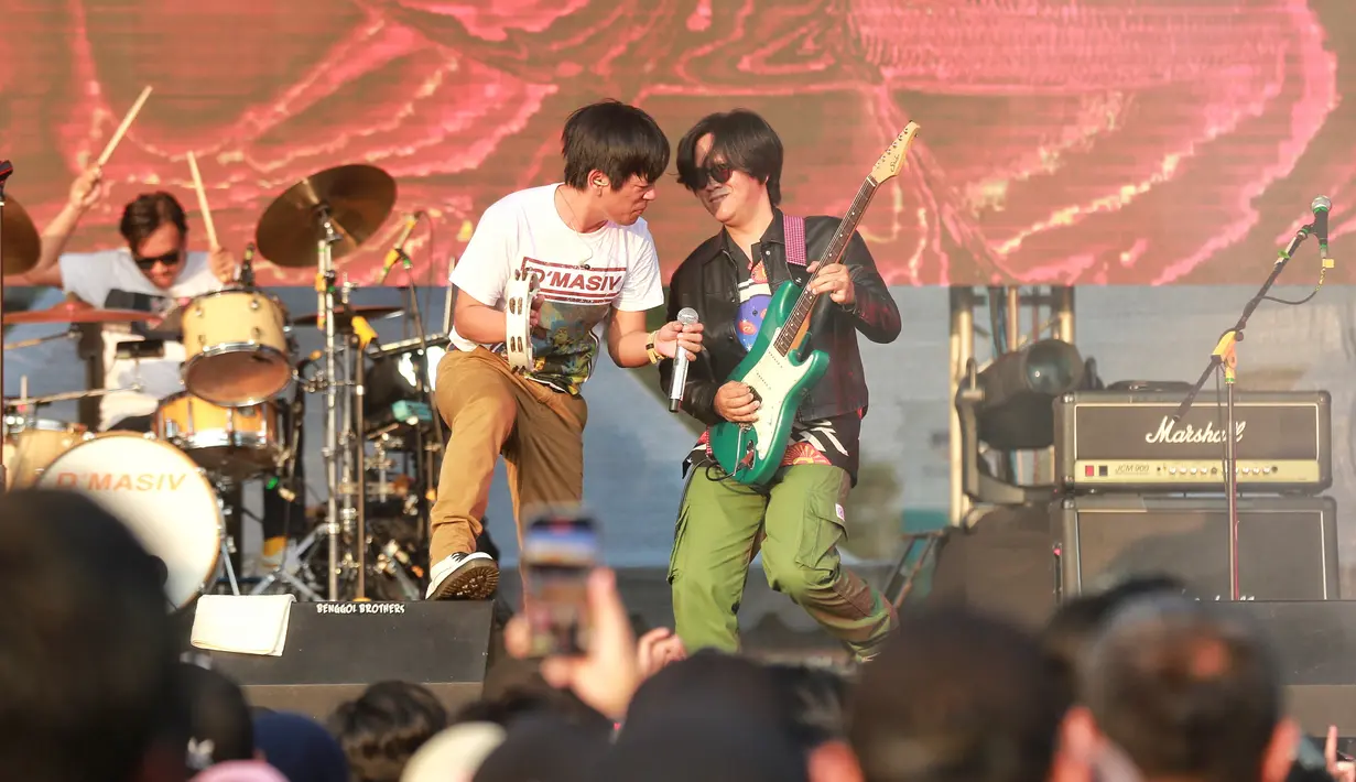 Rian dkk juga tak kalah atraktif saat membawakan lagu-lagu penyemangat. Mana momen favoritmu? [Adrian Putra/Fimela.com]