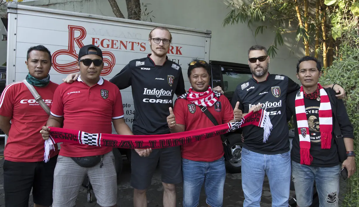 Dua warga negara AS turut mendukung Bali United saat akan menjalani laga Piala Presiden melawan Arema Cronus di Malang, Sabtu (19/9/2015). Kedua WNA itu berangkat naik bus dari Bali bersama supporter lainnya. (Bola.com/Vitalis Yogi Trisna)