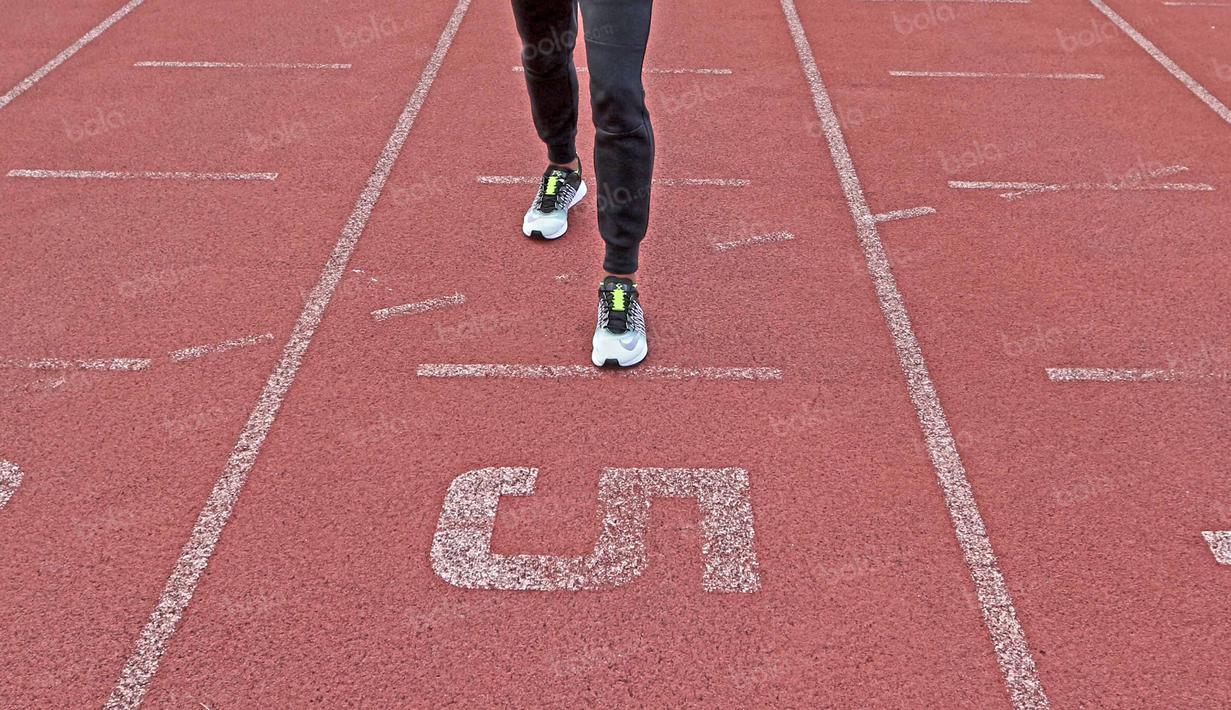 Atlet nasional Agus Prayoga saat berdiri di litasan Stadion Madya, Senayan, Jakarta, Senin (25/4/2016). (Bola.com/Nicklas Hanoatubun)