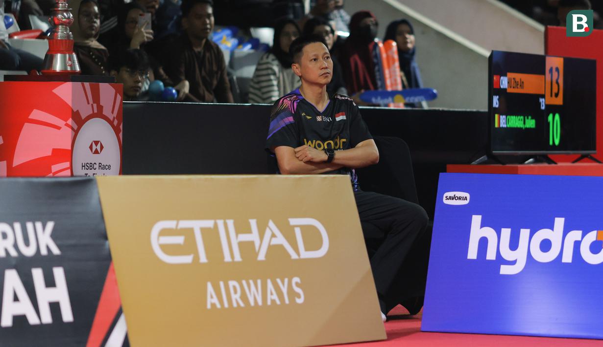 Pelatih pebulu tangkis tunggal putra Indonesia, Indra Wijaya saat babak kualifikasi Indonesia Masters 2026 antara pebulu tangkis tunggal putra Indonesia, Anthony Ginting melawan wakil Thailand, Kantaphon Wangcharoendi Istora, Senayan, Selasa (20/01/2026). (Bola.com/Bagaskara Lazuardi)