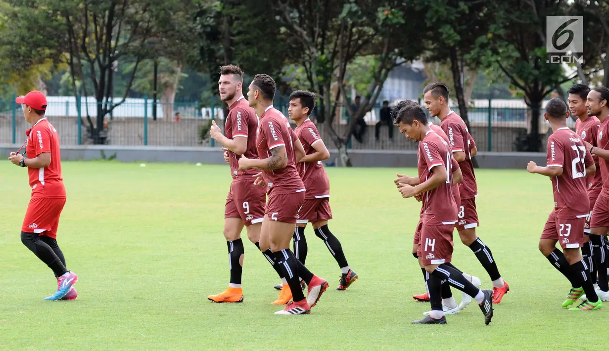 Pemain asing Persija, Marko Simic (kedua kiri) berlari kecil saat latihan resmi di Lapangan A Senayan, Jakarta, Selasa (27/2). Persija akan menjamu Tampines Rovers FC pada laga grup H Piala AFC 2018, Rabu (28/2). (Liputan6.com/Helmi Fithriansyah)