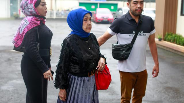 Ibunda Ferry Irawan, Hariati