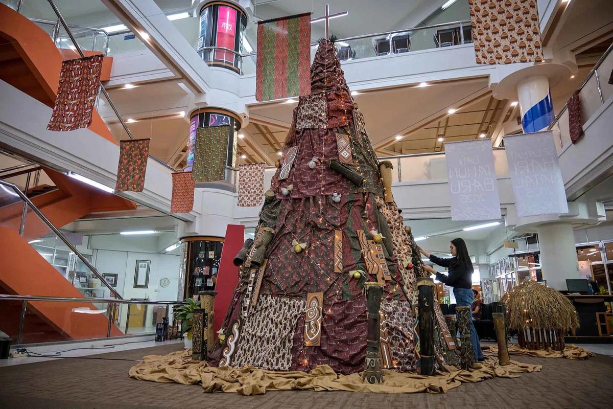 FOTO: Keren! Dekorasi Natal Berbasis AI Angkat Budaya Papua di Surabaya